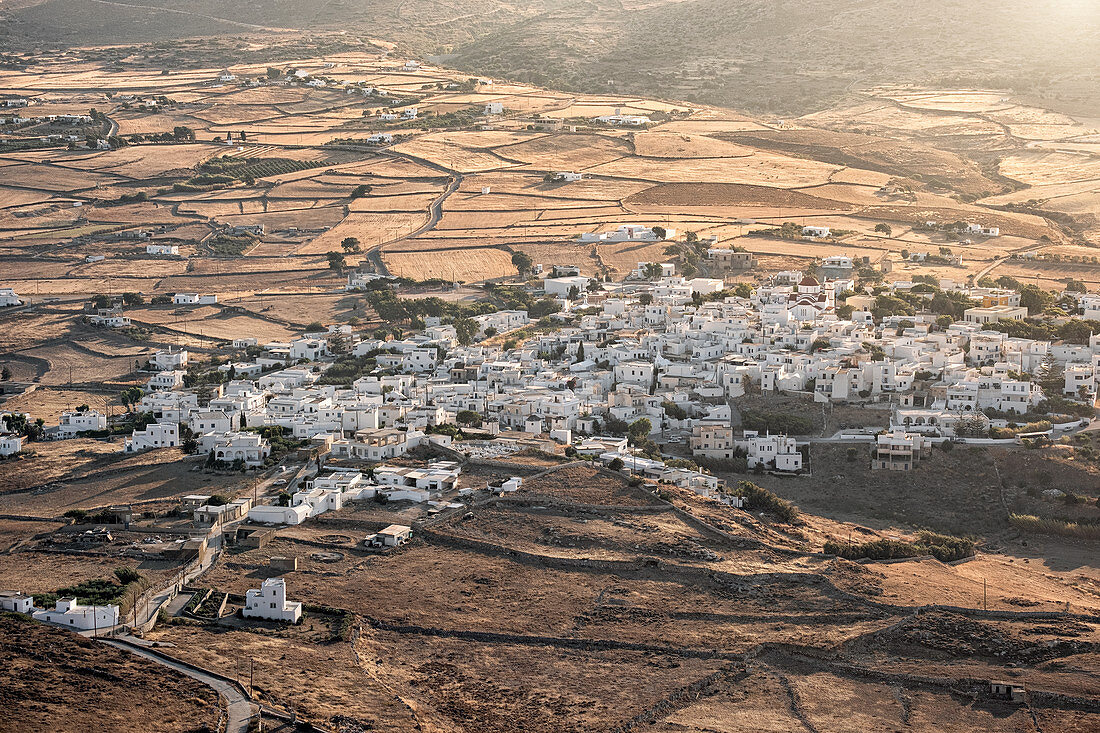 Kleines griechisches Dorf bei Sonnenuntergang, Insel Paros, Kykladen, griechische Inseln, Griechenland, Europa