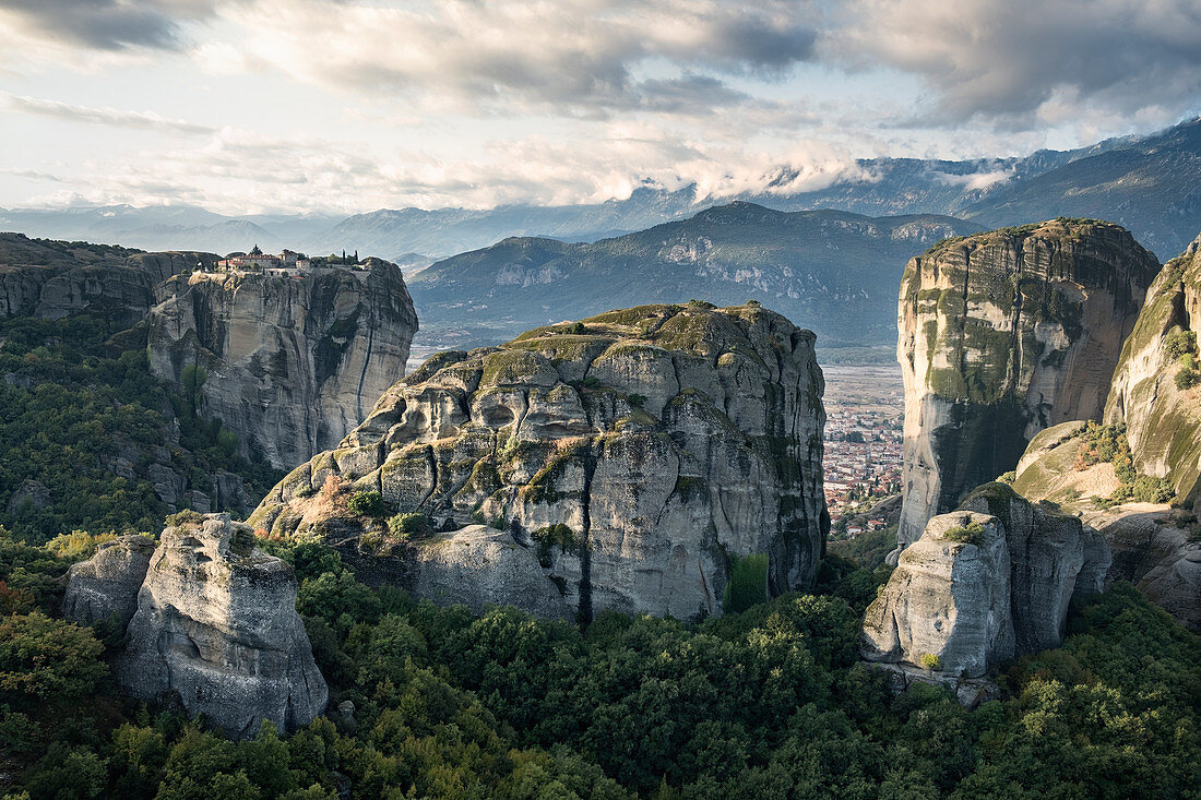 Klöster Agios Stefanos und Aghia Triada bei Sonnenaufgang, Meteora, UNESCO-Weltkulturerbe, Thessalien, Griechenland, Europa