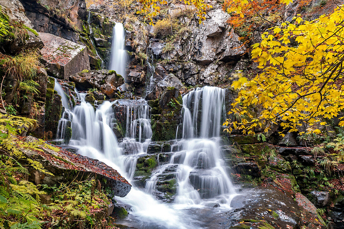 Langzeitbelichtung an Dardagna-Wasserfällen im Herbst, Parco Regionale del Corno alle Scale, Emilia Romagna, Italien, Europa