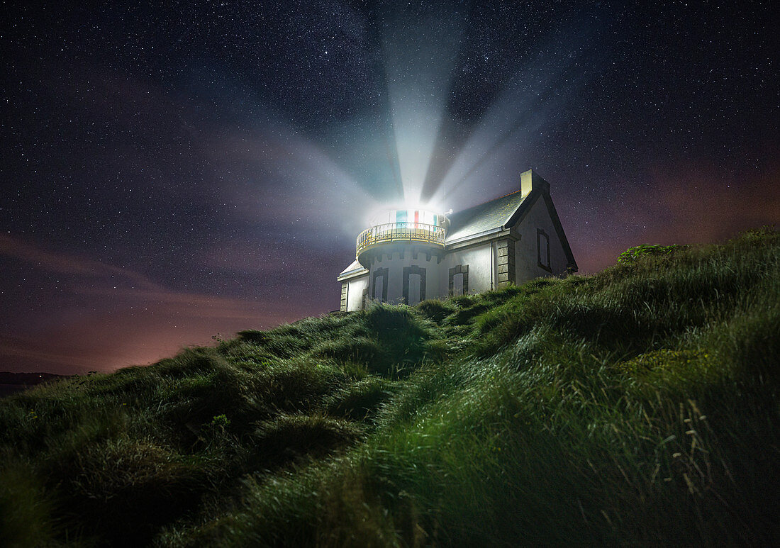 Nachtaufnahme am Leuchtturm Phare du Millier, Finistère, Bretagne, Frankreich, Europa