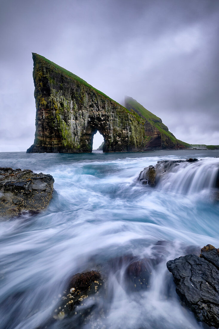 Drangarnir ist der berühmteste natürliche Bogen der gesamten Färöer Insel, Färöer Inseln, Dänemark, Europa