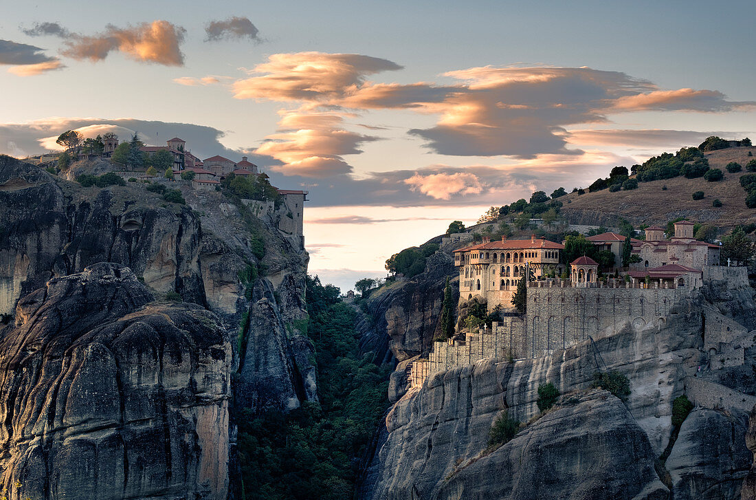 Sonnenuntergangslicht auf Wolken und Varlaam- und Megalo-Meteoro-Klöstern, Meteora, UNESCO-Weltkulturerbe, Thessalien, Griechenland, Europa