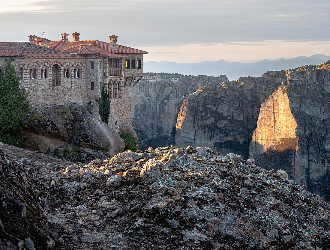 Varlaam-Kloster und Sonnenaufgangslicht auf Meteoras Felsen, Meteora, UNESCO-Weltkulturerbe, Thessalien, Griechenland, Europa