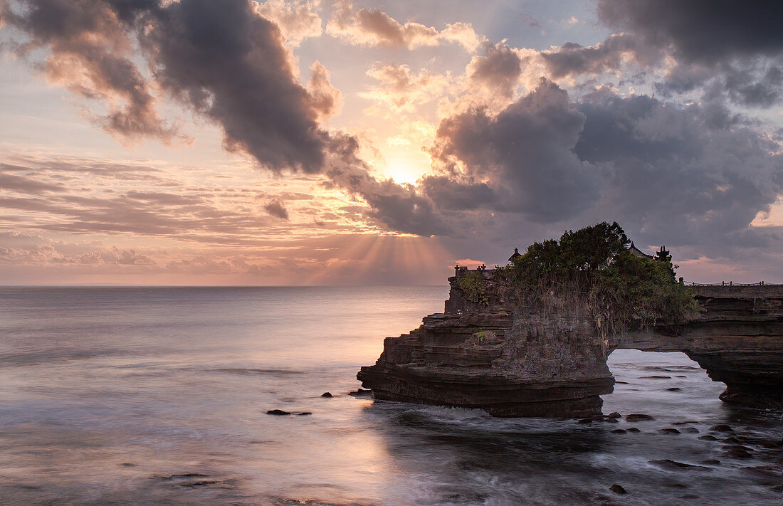 Sonnenuntergang auf Batu Bolong Tempel auf einem natürlichen Bogen im Meer, Bali, Indonesien, Südostasien, Asien