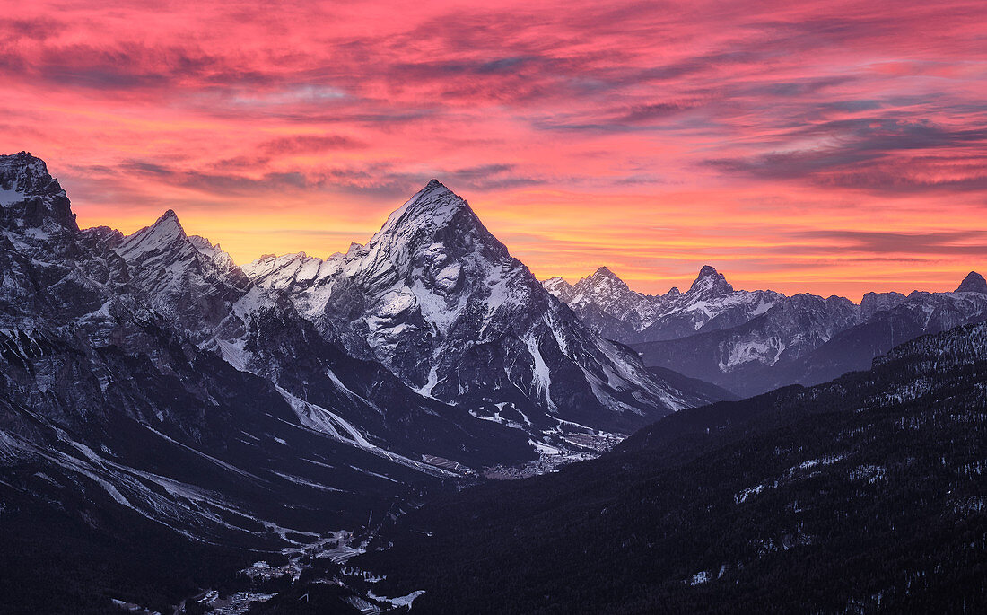 Rosa Sonnenaufgang auf Antelao und Cortina d'Ampezzo Tal im Winter mit Schnee, Dolomiten, Trentino-Südtirol, Italien, Europa