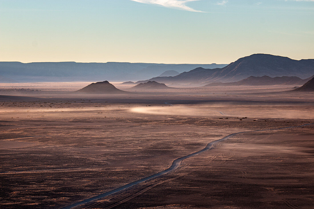 Felsige Wüste bei Sonnenaufgang genommen von einem Heißluftballonflug, Namibia, Afrika
