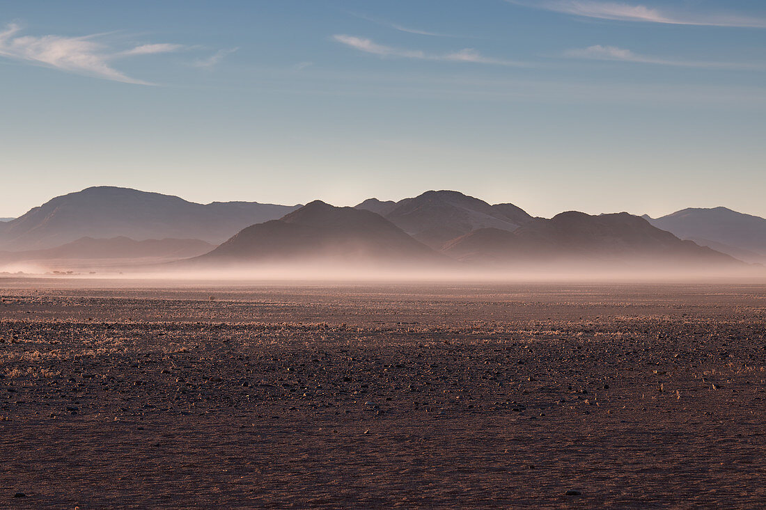 Nebliger Sonnenaufgang in der felsigen Wüste, Namibia, Afrika