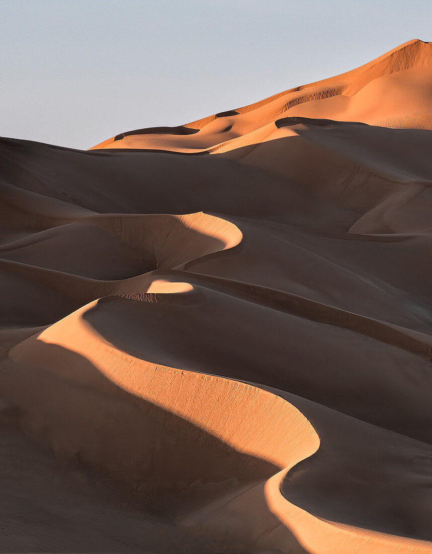 Sanddünen bei Sonnenuntergang in der Wüste Rub al Khali, Oman, Naher Osten