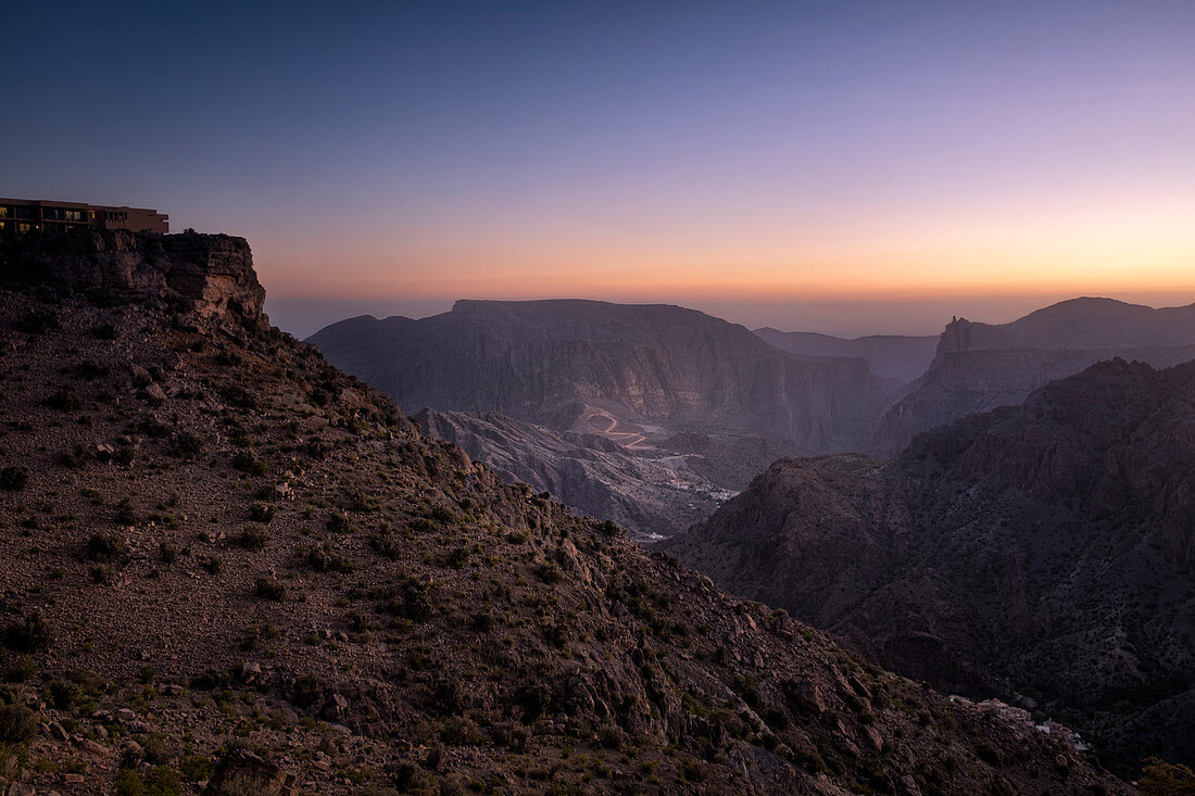 Blaue Stunde auf der felsigen Landschaft der Jebel Akhdar Berge im Oman, Mittlerer Osten