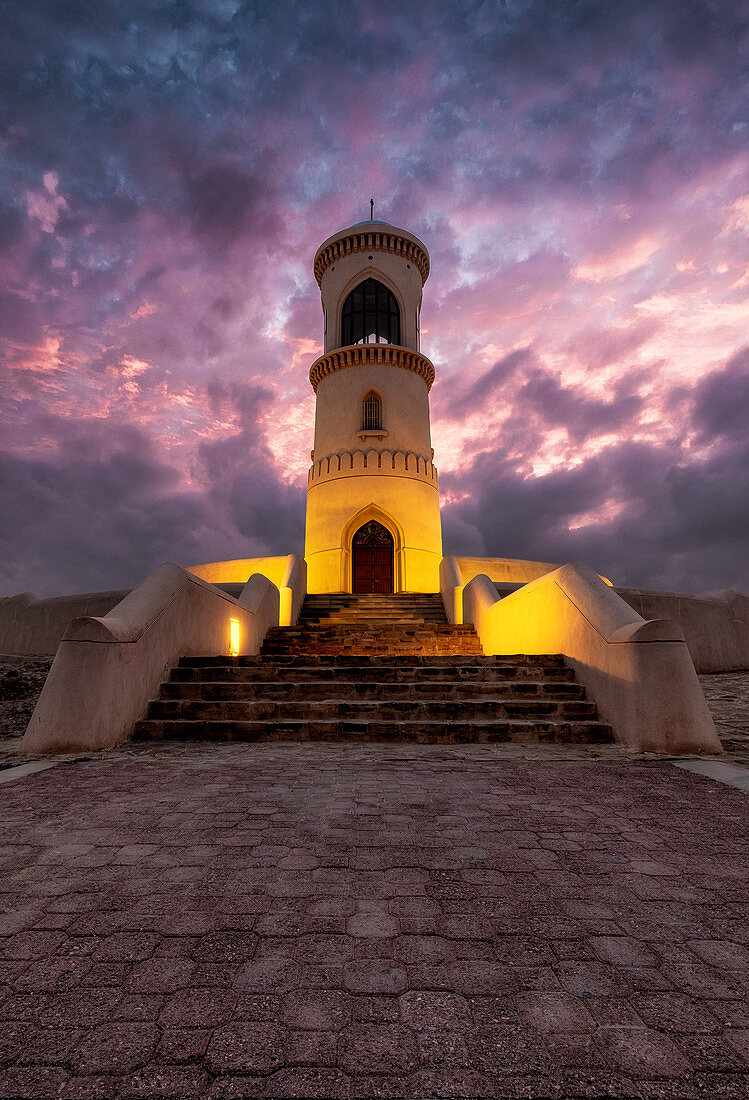 Sur Leuchtturm bei Sonnenuntergang mit lila Wolken, Sur, Oman, Naher Osten