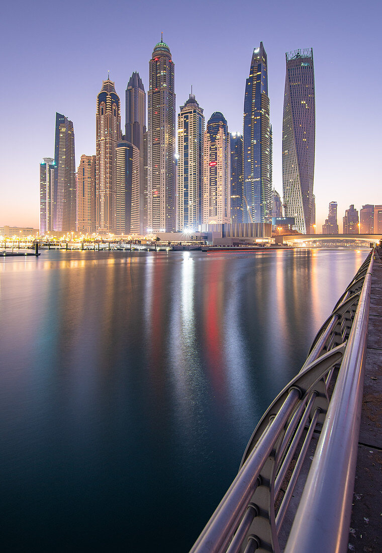 Sonnenaufgang in Dubai Marina, Dubai, Vereinigte Arabische Emirate, Naher Osten