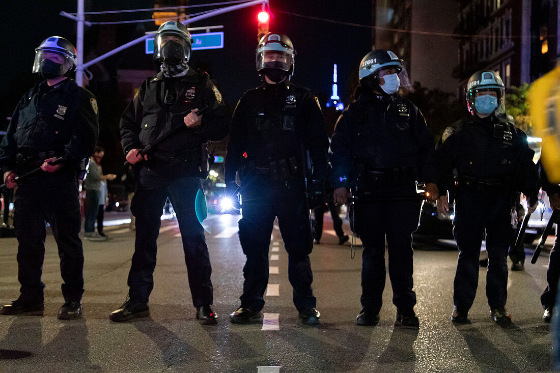 Stark ausgerichtete NYPD-Offiziere in der Nacht, Greenwich Village, New York City, New York, USA