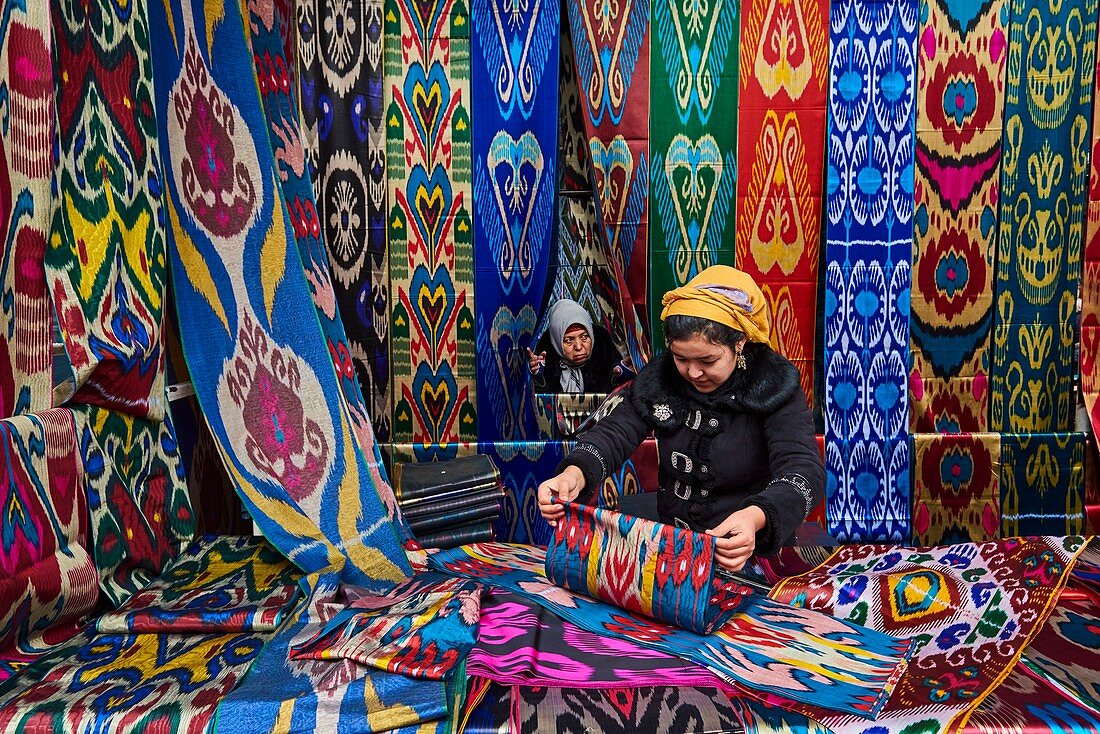 Uzbekistan, Fergana region, Marguilan, bazaar, silk market 