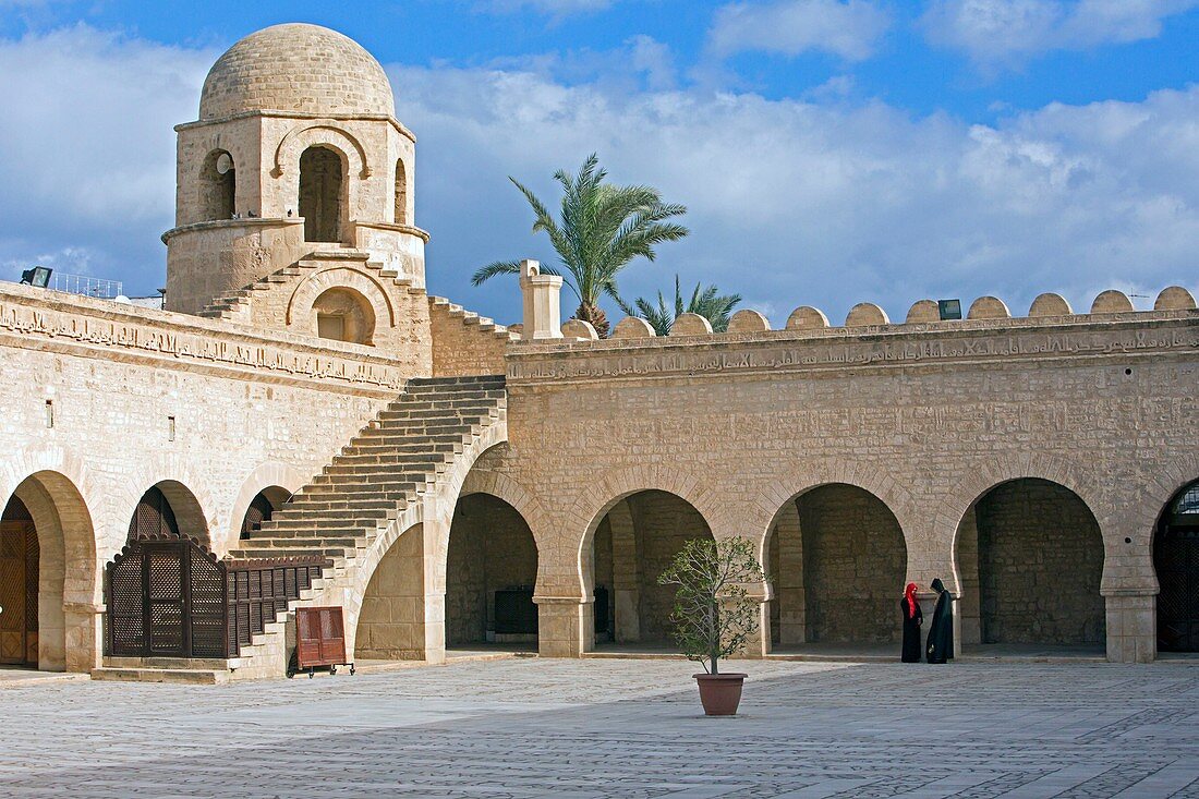 Tunisia, Sousse, mosque, women 