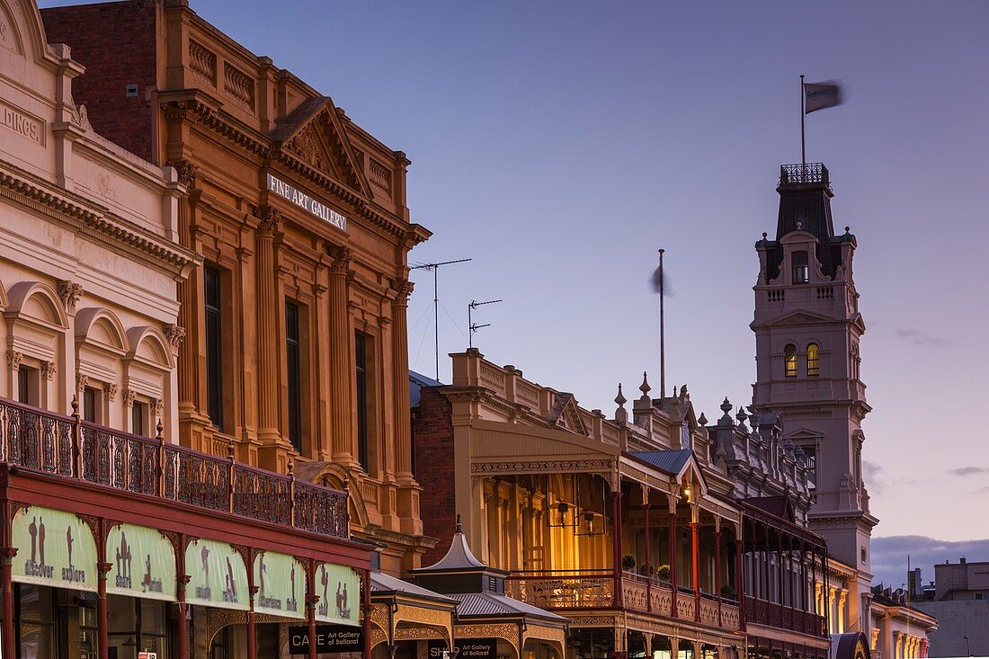 Australien, Victoria, VIC, Ballarat, Kunstgalerie des Ballarat-Turms und der Lydiard Street, Abenddämmerung.