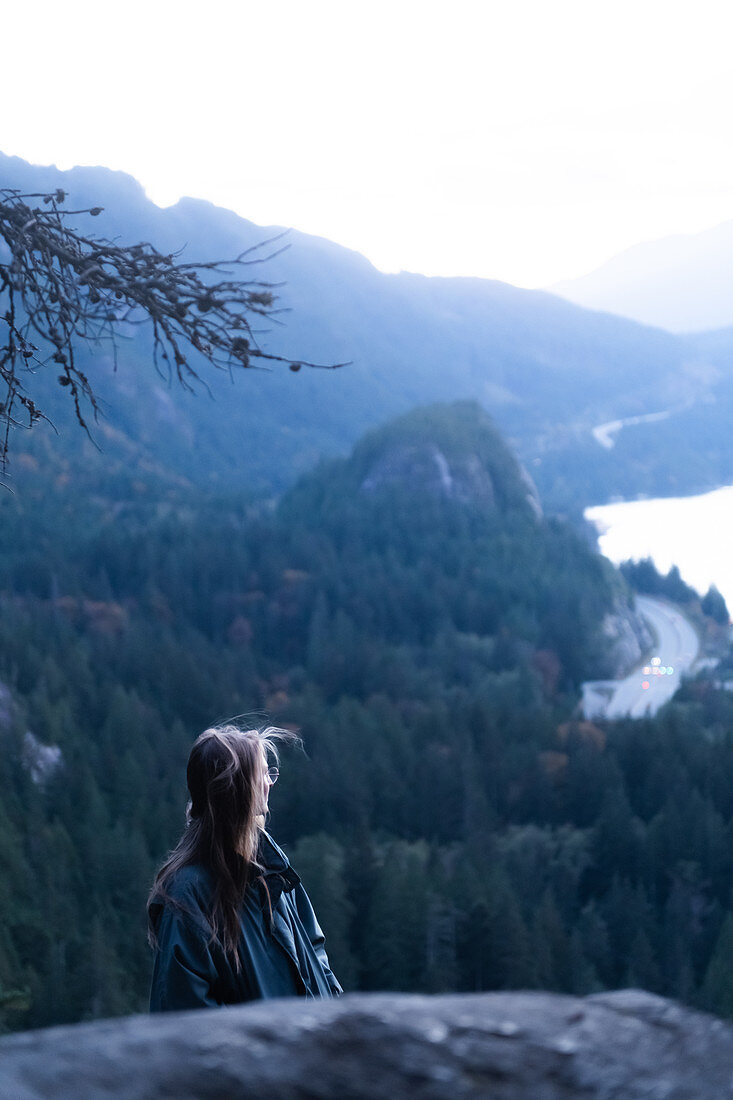Kanada, British Columbia, Squamish, junge Frau, die Landschaft betrachten