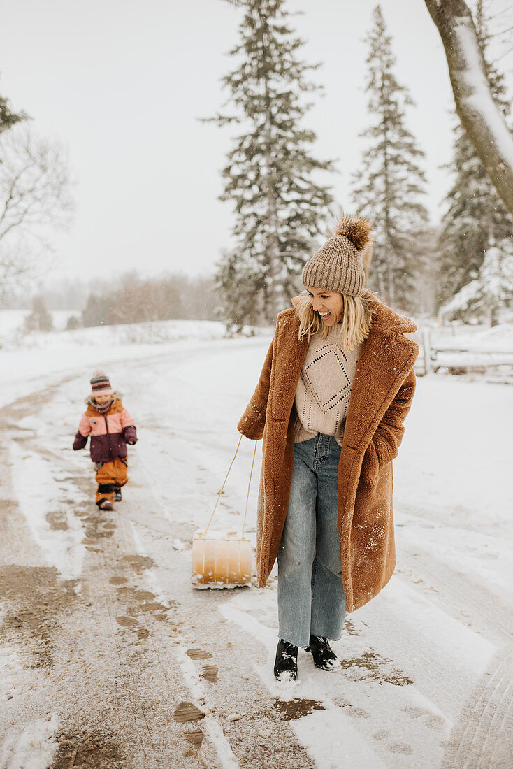 Kanada, Ontario, Mutter und Tochter (2-3) auf Winterwanderung