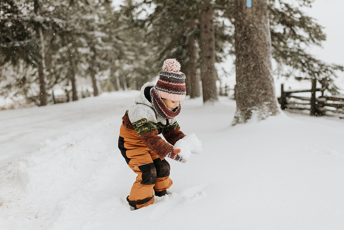 Kanada, Ontario, Mädchen (2-3) spielt mit Schnee