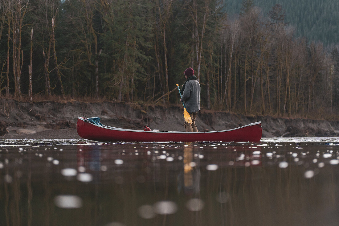 Kanada, British Columbia, Mann mit Kanu am Squamish River