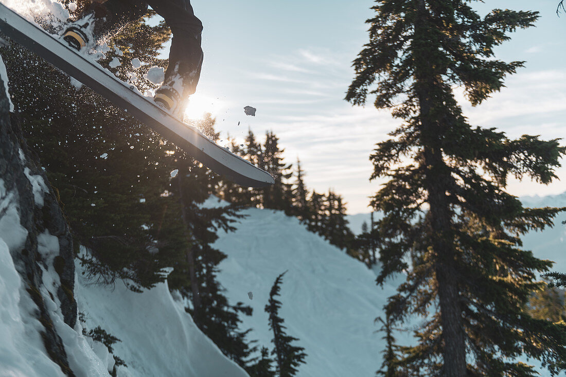 Kanada, British Columbia, Squamish, Mann auf Snowboard springen