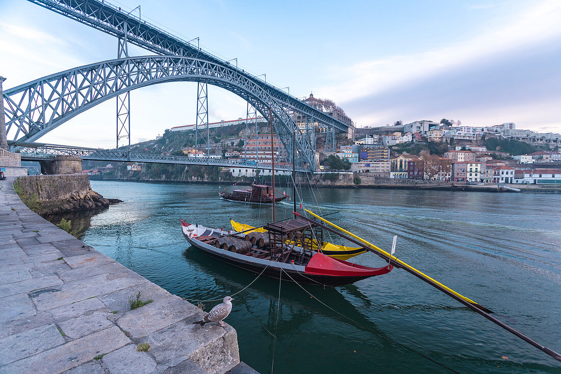 Portugal, Porto, Rabelo Boote am Fluss Douro mit Dom Lus I Brücke im Hintergrund