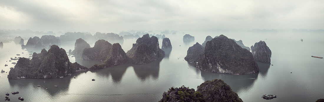 Luftaufnahme über nebligen Ha Long Bay, Nord-Vietnam