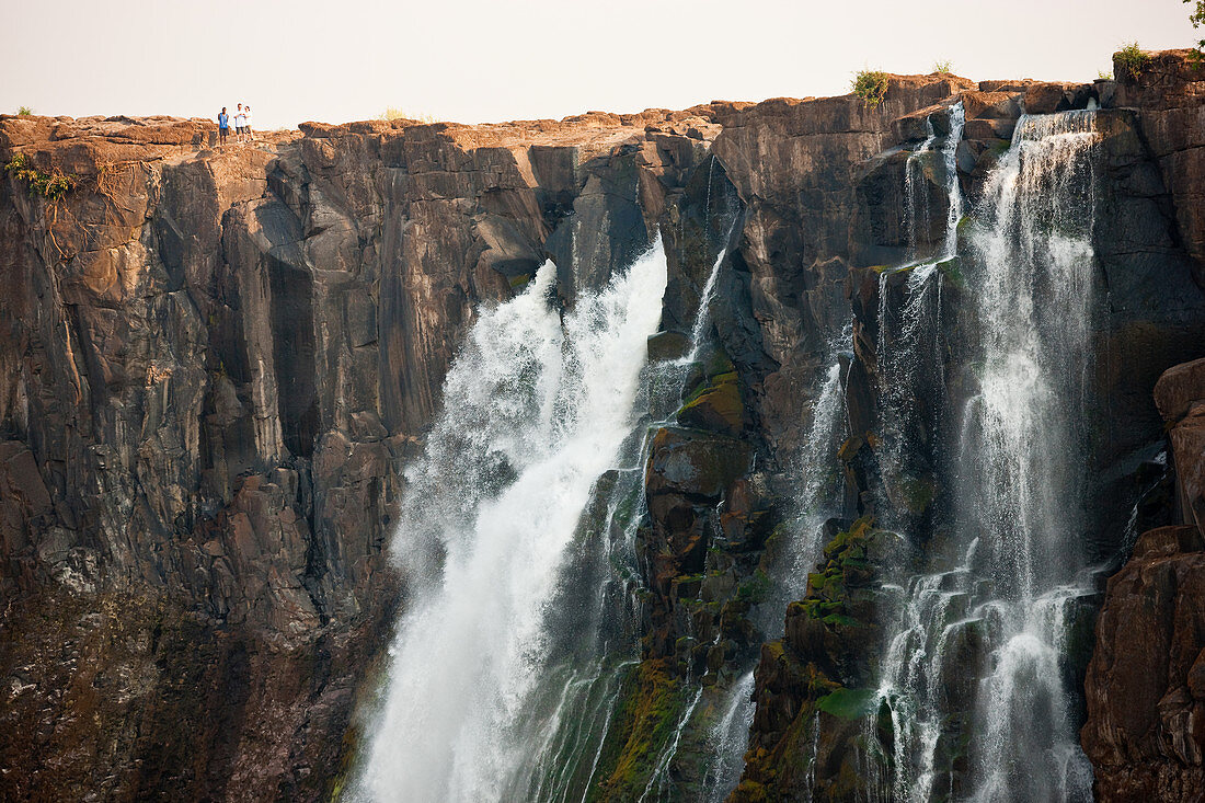 Victoriafälle, riesige Wasserfälle des Sambesi, die über steile Klippen fließen.