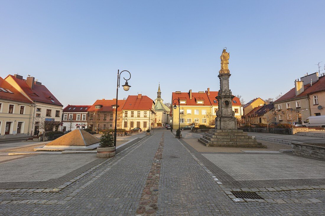 Polen, Oppeln, Toszek, historischen Stadtplatz mit Statue in der Abenddämmerung