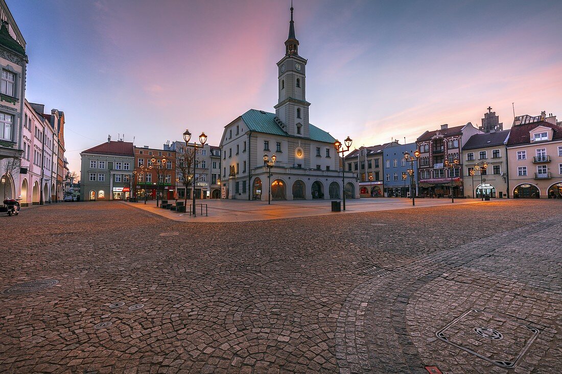 Polen, Schlesien, Gliwice, Historischer Marktplatz mit Rathaus in der Abenddämmerung
