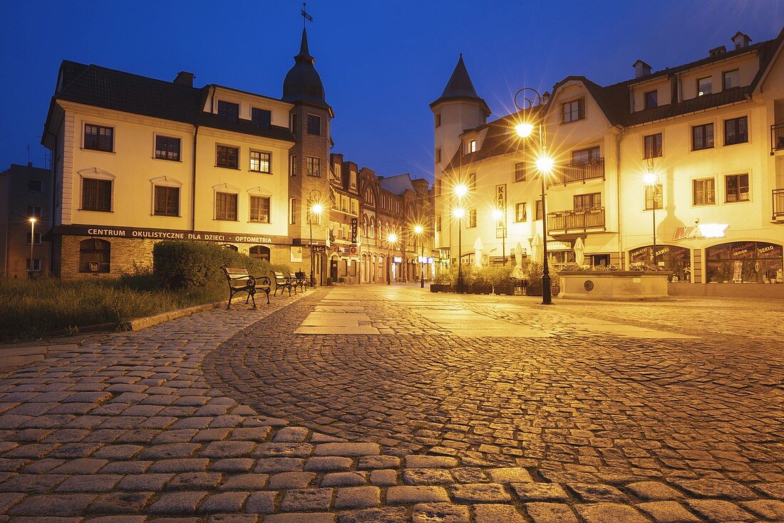 Polen, Pommern, Lebork, beleuchteter Stadtplatz bei Nacht