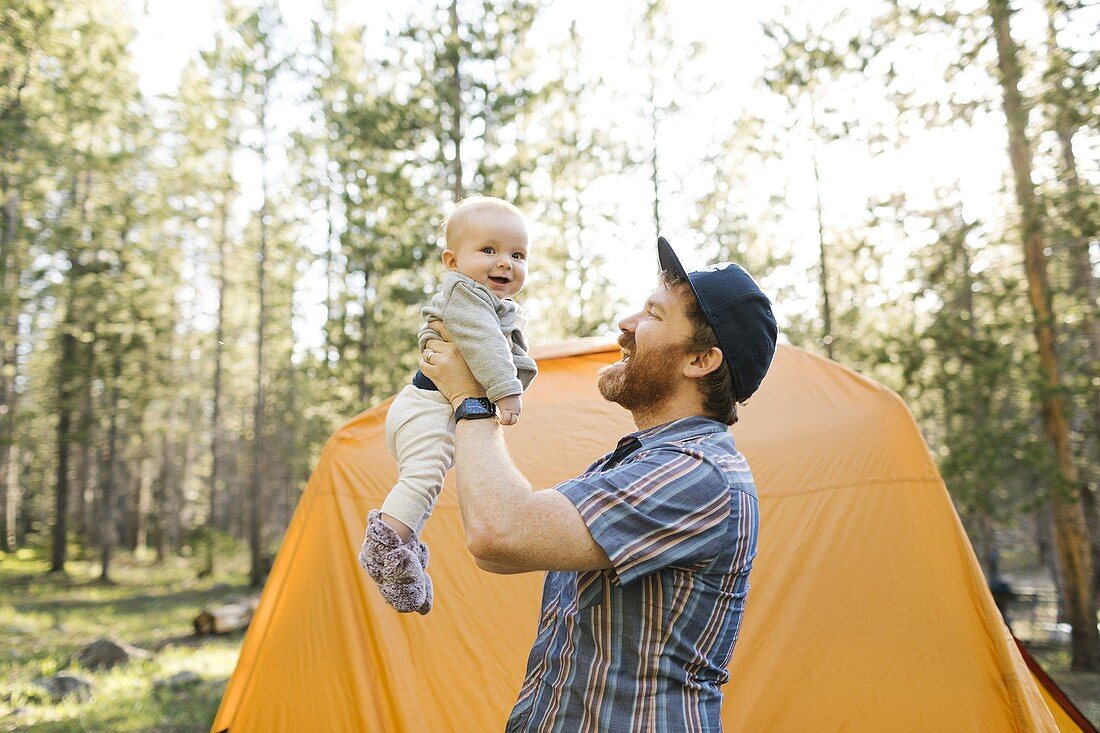 Vater hebt Baby Jungen (6-11 Monate) mit Zelt im Uinta-Wasatch-Cache National Forest