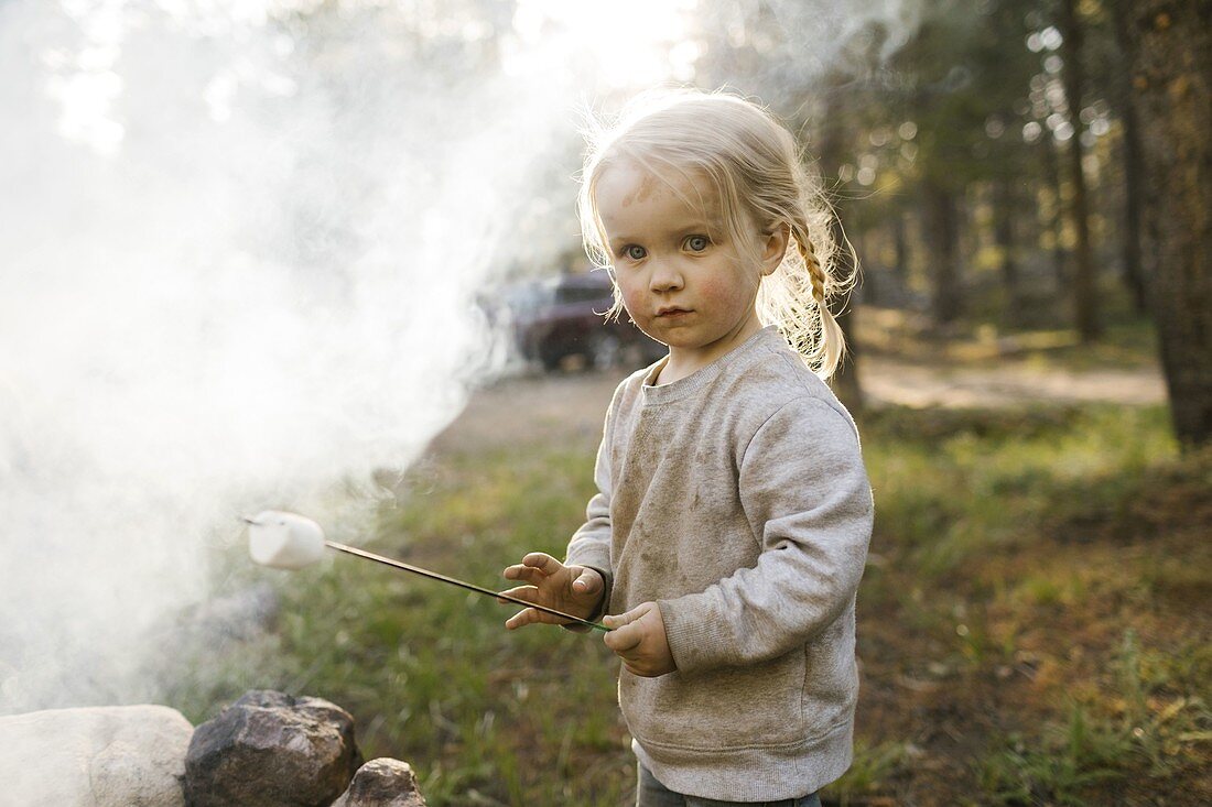Porträt von Mädchen (2-3 Jahre) rösten Marshmallow über Lagerfeuer, Wasatch Cache National Forest