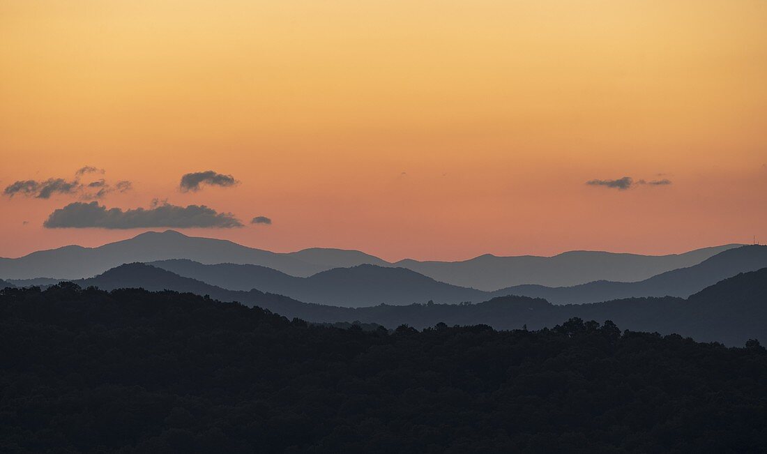 USA, Georgien, Oranger Himmel über den Blue Ridge Mountains bei Sonnenaufgang
