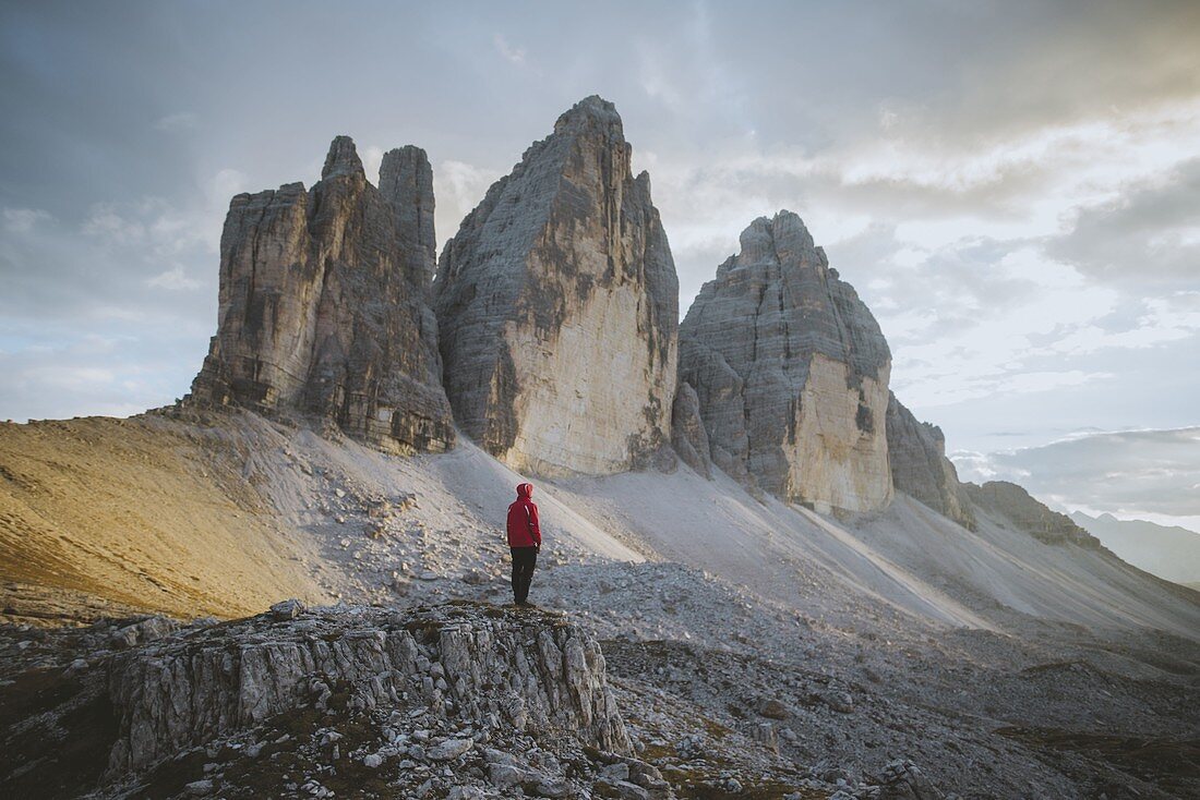 Italien, Südtirol, Sextner Dolomiten, Tre Cime di Lavaredo, Mann mit Blick auf Felsformationen