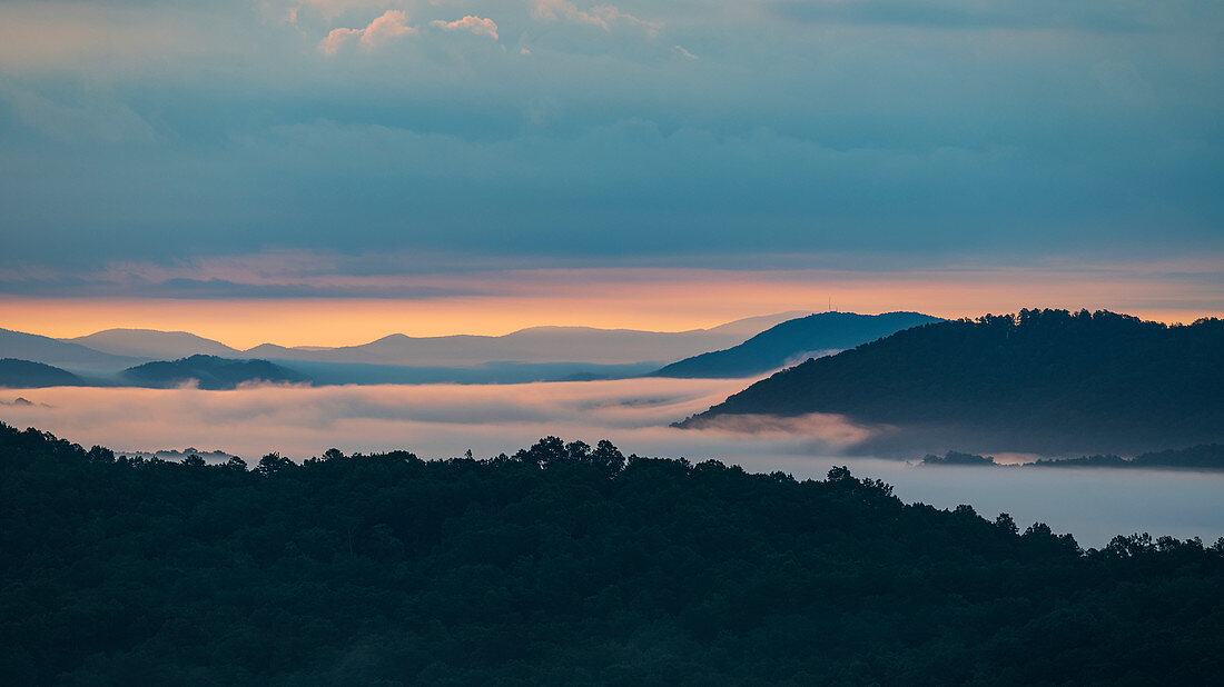 USA,Georgia,Blue Ridge Mountains,Fog at sunrise in Blue Ridge Mountains