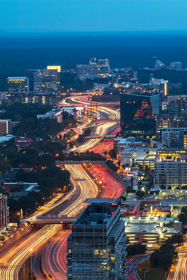 USA, Georgia, Atlanta, Innenstadtverkehr in der Abenddämmerung