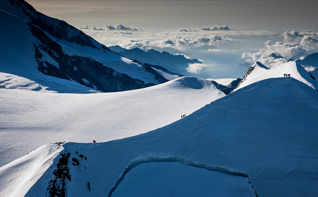 Schweiz, Monte Rosa, Kletterer am Bergrücken des Monte Rosa-Massivs