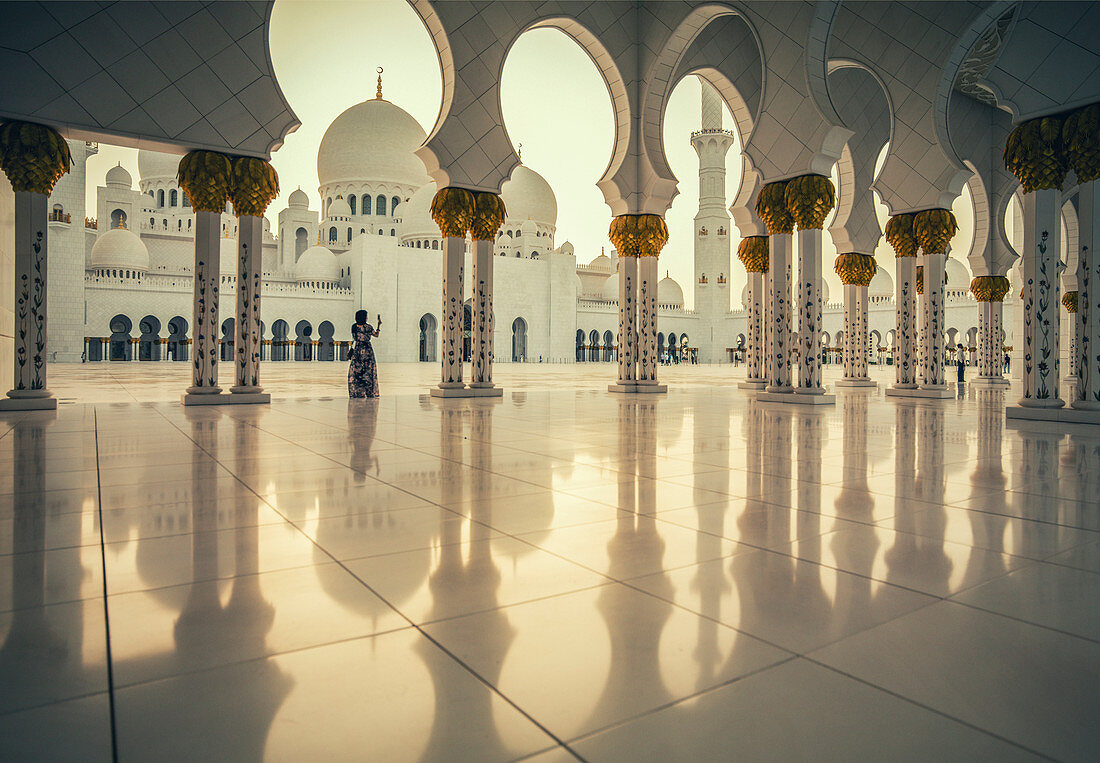 Vereinigte Arabische Emirate, Abu Dhabi, Scheich-Zayid-Moschee, Frau fotografieren Scheich-Zayid-Moschee