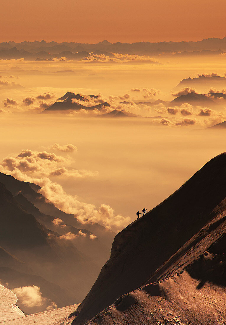 Schweiz, Monte Rosa, Luftaufnahme des Monte Rosa-Massivs bei Sonnenuntergang