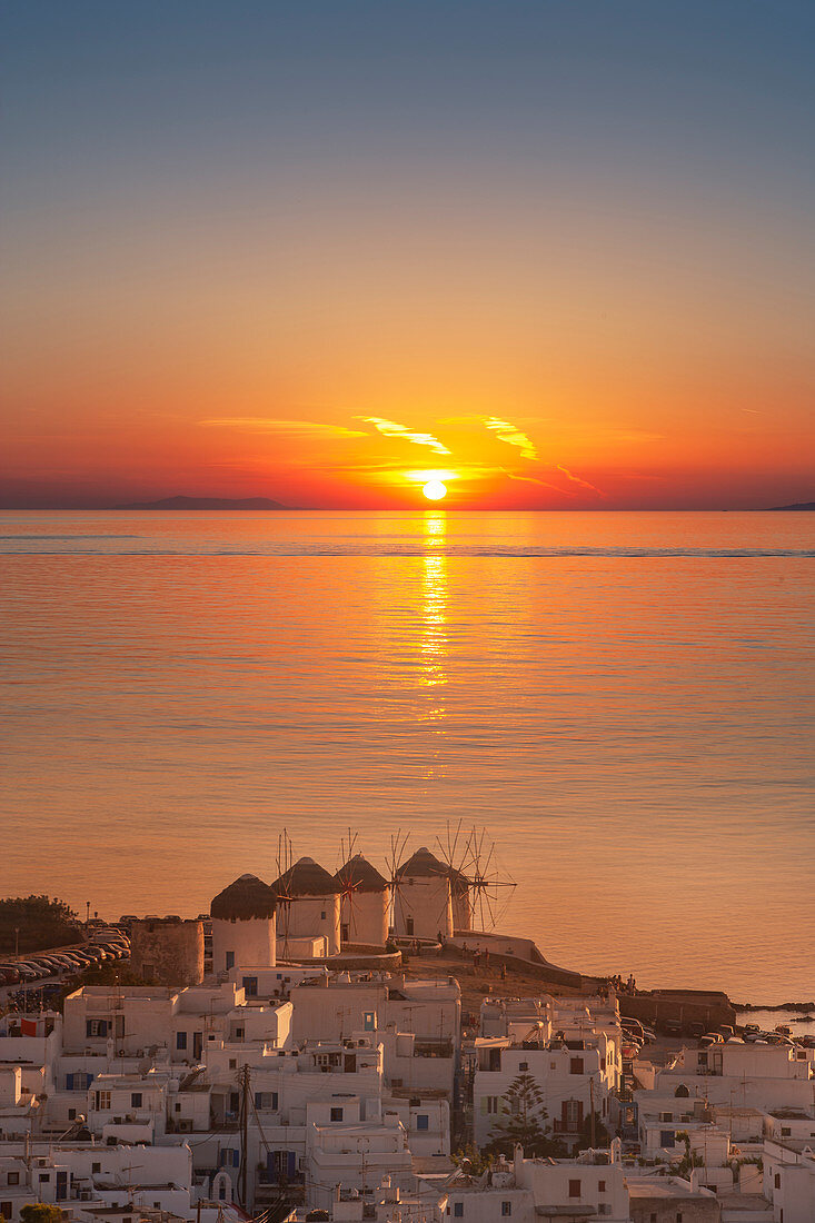 Griechenland, Kykladen, Mykonos, Chora, Luftaufnahme des Meeres und der Küstenstadt bei Sonnenuntergang