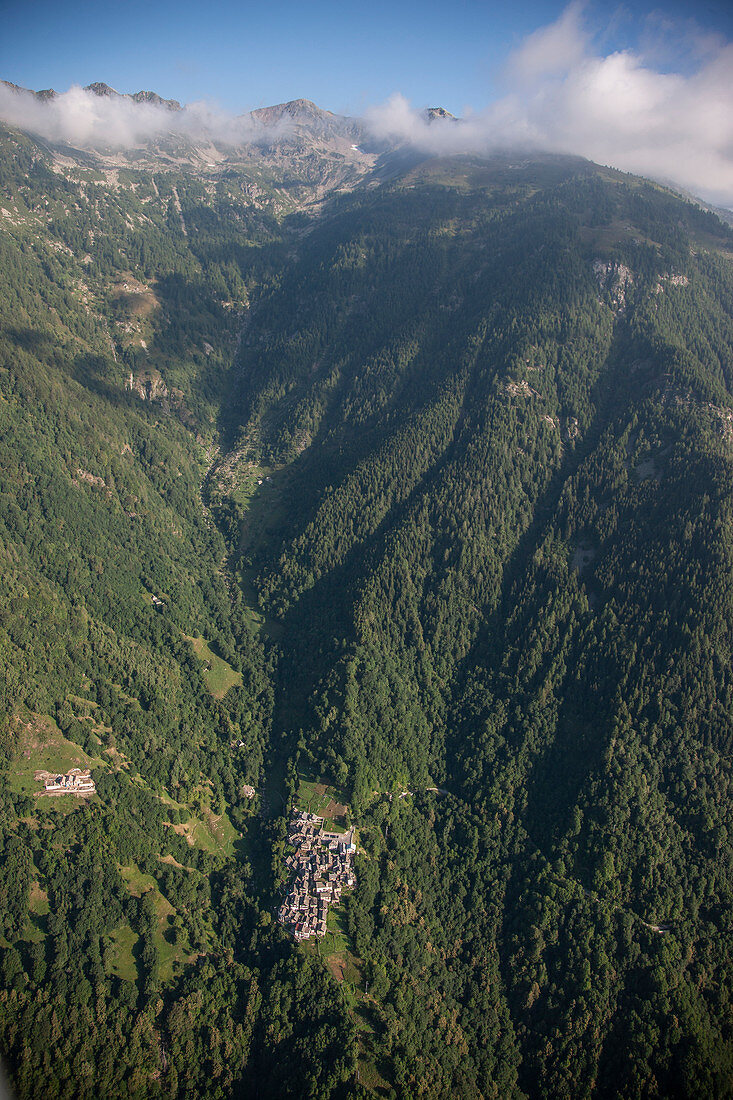 Schweiz, Monte Rosa, grüne Berglandschaft