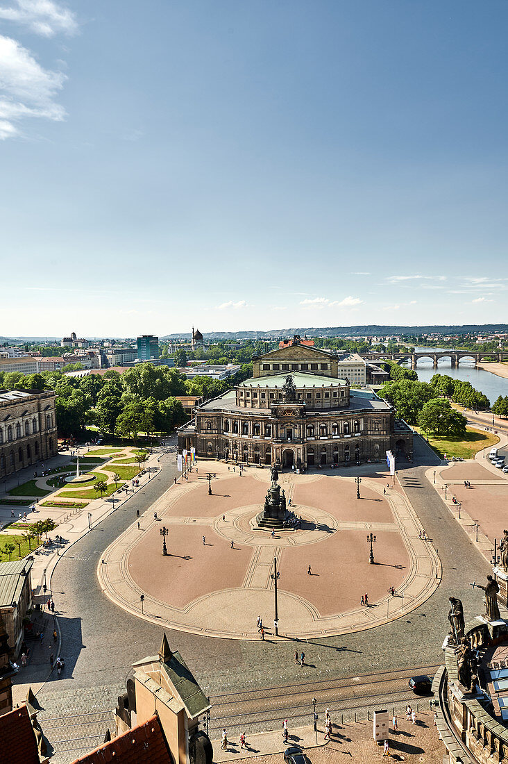 Blick über die Dächer der Semperoper in Dresden, Deutschland