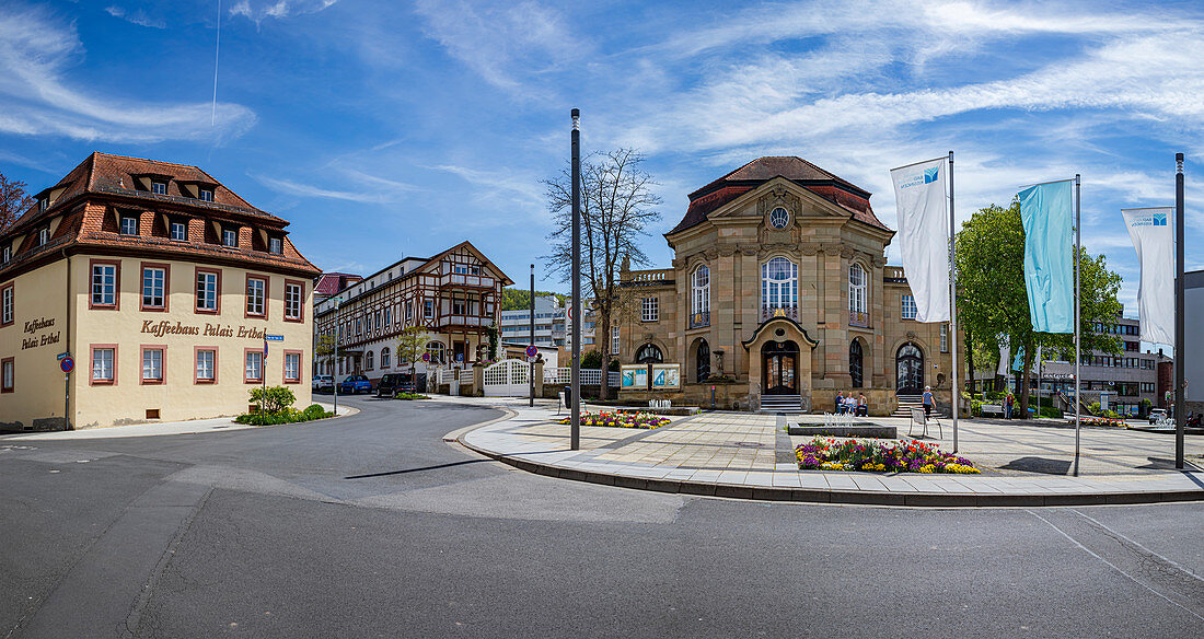 Kurtheater und Theaterplatz mit Hotel Arabel und Kaffeehaus Palais Ertbal in Bad Kissingen, Bayern,  Deutschland