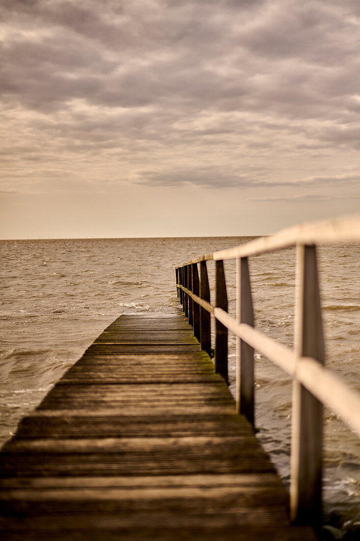 Pier in der Nordsee in der Abendstimmung, Cappel-Neufeld, Niedersachsen, Deutschland