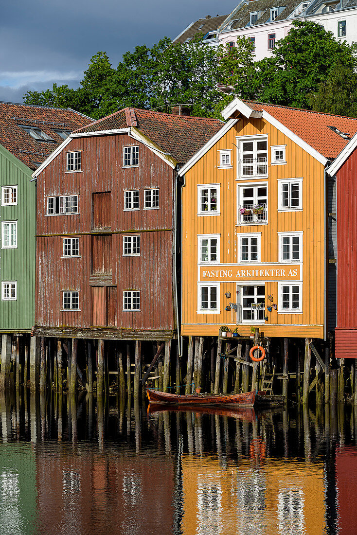 Alte Lagerhäuser entlang der Nidelva, Trondheim, Norwegen