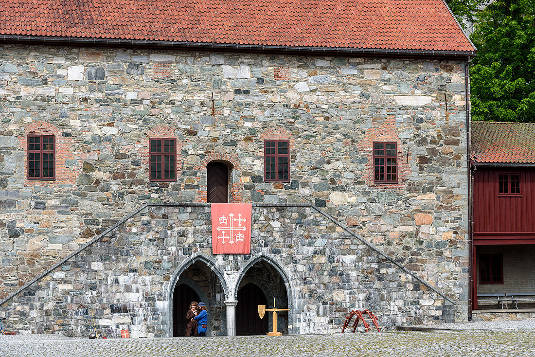 Menschen mit mittelalterlicher Kleidung vor dem Erzbischöfliches Palais, Trondheim, Norwegen
