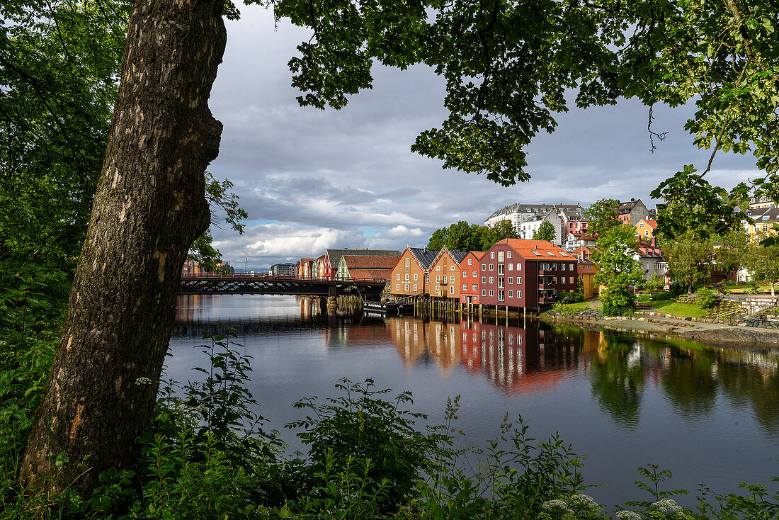 Alte Lagerhäuser entlang der Nidelva,, Trondheim, Norwegen