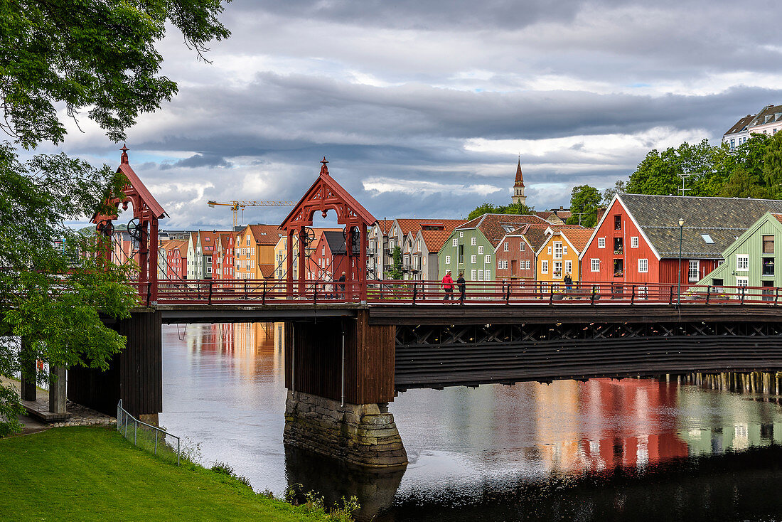 Brücke Bybrua am Fluss Nidelv mit alten Lagerhäusern, Trondheim, Norwegen