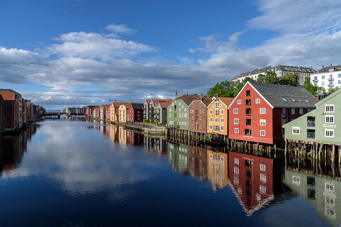 Alte Lagerhäuser entlang der Nidelva, Trondheim, Norwegen
