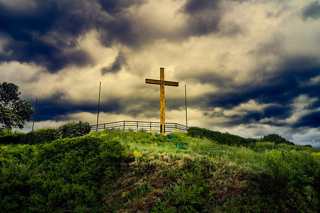 Thunderstorm atmosphere at the wooden cross in honor of the fallen in World War II on the Erpeler Ley, Erpel, Rhineland-Palatinate, Germany